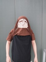 「怒りのかわうそTシャツ」をかぶった様子。間違っても夜道ですれ違いたくないビジュアルだ。(C)吉田戦車・小学館／ＵＤＰＪ