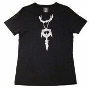 Tシャツ「エース」のフロントは「エース」が首から提げたネックレスなどをイラスト化。(C)尾田栄一郎／集英社・フジテレビ・東映アニメーション