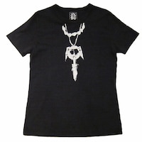 Tシャツ「エース」のフロントは「エース」が首から提げたネックレスなどをイラスト化。(C)尾田栄一郎／集英社・フジテレビ・東映アニメーション