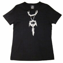 Tシャツ「エース」のフロントは「エース」が首から提げたネックレスなどをイラスト化。(C)尾田栄一郎／集英社・フジテレビ・東映アニメーション