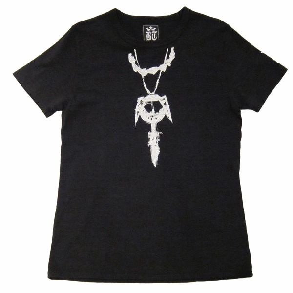 Tシャツ「エース」のフロントは「エース」が首から提げたネックレスなどをイラスト化。(C)尾田栄一郎／集英社・フジテレビ・東映アニメーション