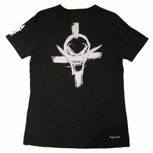 Tシャツ「エース」のバックは「白ひげ」のタトゥーをプリント。(C)尾田栄一郎／集英社・フジテレビ・東映アニメーション