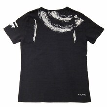 Tシャツ「ルフィ」のバックは、麦わら帽子を頭から脱いだ状態の背をイラスト化したデザイン。(C)尾田栄一郎／集英社・フジテレビ・東映アニメーション