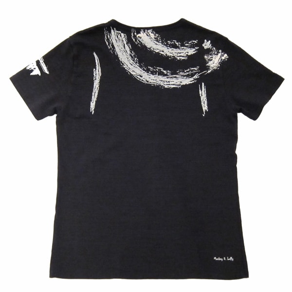 Tシャツ「ルフィ」のバックは、麦わら帽子を頭から脱いだ状態の背をイラスト化したデザイン。(C)尾田栄一郎／集英社・フジテレビ・東映アニメーション