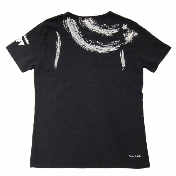 Tシャツ「ルフィ」のバックは、麦わら帽子を頭から脱いだ状態の背をイラスト化したデザイン。(C)尾田栄一郎／集英社・フジテレビ・東映アニメーション