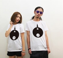 「キン肉マン」Tシャツ白をモデルが着用した様子。(C)ゆでたまご／集英社・東映アニメーション