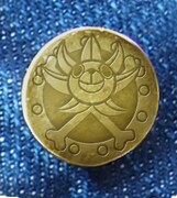 タックボタンにはサニー号の船首が彫刻されている。(C)尾田栄一郎／集英社・フジテレビ・東映アニメーション