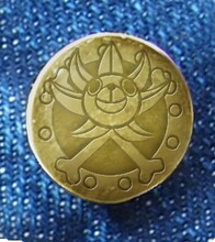 タックボタンにはサニー号の船首が彫刻されている。(C)尾田栄一郎／集英社・フジテレビ・東映アニメーション