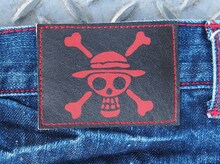 レザーのパッチには麦わらドクロが。(C)尾田栄一郎／集英社・フジテレビ・東映アニメーション