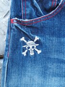 右ポケット下には麦わらドクロの刺繍が。(C)尾田栄一郎／集英社・フジテレビ・東映アニメーション