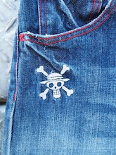 右ポケット下には麦わらドクロの刺繍が。(C)尾田栄一郎／集英社・フジテレビ・東映アニメーション