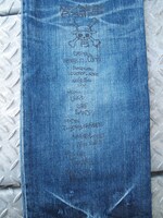 左足裾部には、麦わら海賊団クルーの名前と役割を手書き風にプリント。(C)尾田栄一郎／集英社・フジテレビ・東映アニメーション