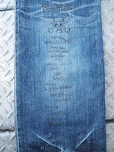 左足裾部には、麦わら海賊団クルーの名前と役割を手書き風にプリント。(C)尾田栄一郎／集英社・フジテレビ・東映アニメーション