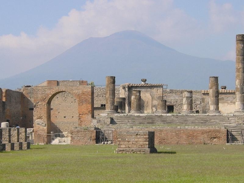 ポンペイ遺跡（イメージ）。古代ローマへのタイムスリップ気分を味わおう。