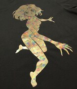 ボディに浮遊するガリィがぐるりと施されている。ガリィ［Black(Rainbow）］(C) YUKITO KISHIRO / SHUEISHA