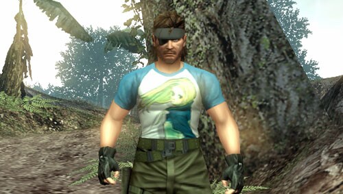 ニノが描かれたTシャツを着用したスネーク。ピチピチだ。(C) 2010 Konami Digital Entertainment (C)Hikaru Nakamura/SQUARE ENIX