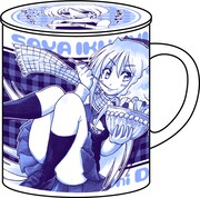 「育島紗夜フタつきマグカップ」取っ手を右に見たイメージ。(C)クリスタルな洋介/小学館