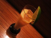 カゼイは日本酒と日新ヨークのピルクルのカクテル。ライムの香りが爽やか。
