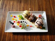 スティック状のベイクドチーズケーキの上に菌たちをイメージした3種のアイスクリームを乗せた菌パラダイス。左からL・ラクチス、A・アセチ、P・ペントサセウスをイメージ。700円。※A・アセチは抹茶アイスに変更予定