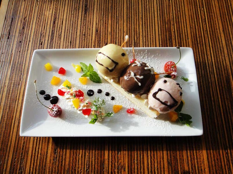 スティック状のベイクドチーズケーキの上に菌たちをイメージした3種のアイスクリームを乗せた菌パラダイス。左からL・ラクチス、A・アセチ、P・ペントサセウスをイメージ。700円。※A・アセチは抹茶アイスに変更予定