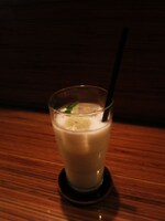 プレーンヨーグルトが飲みやすいドリンクになったヨーグルト・ドリンク。蜂蜜の甘みが優しい。