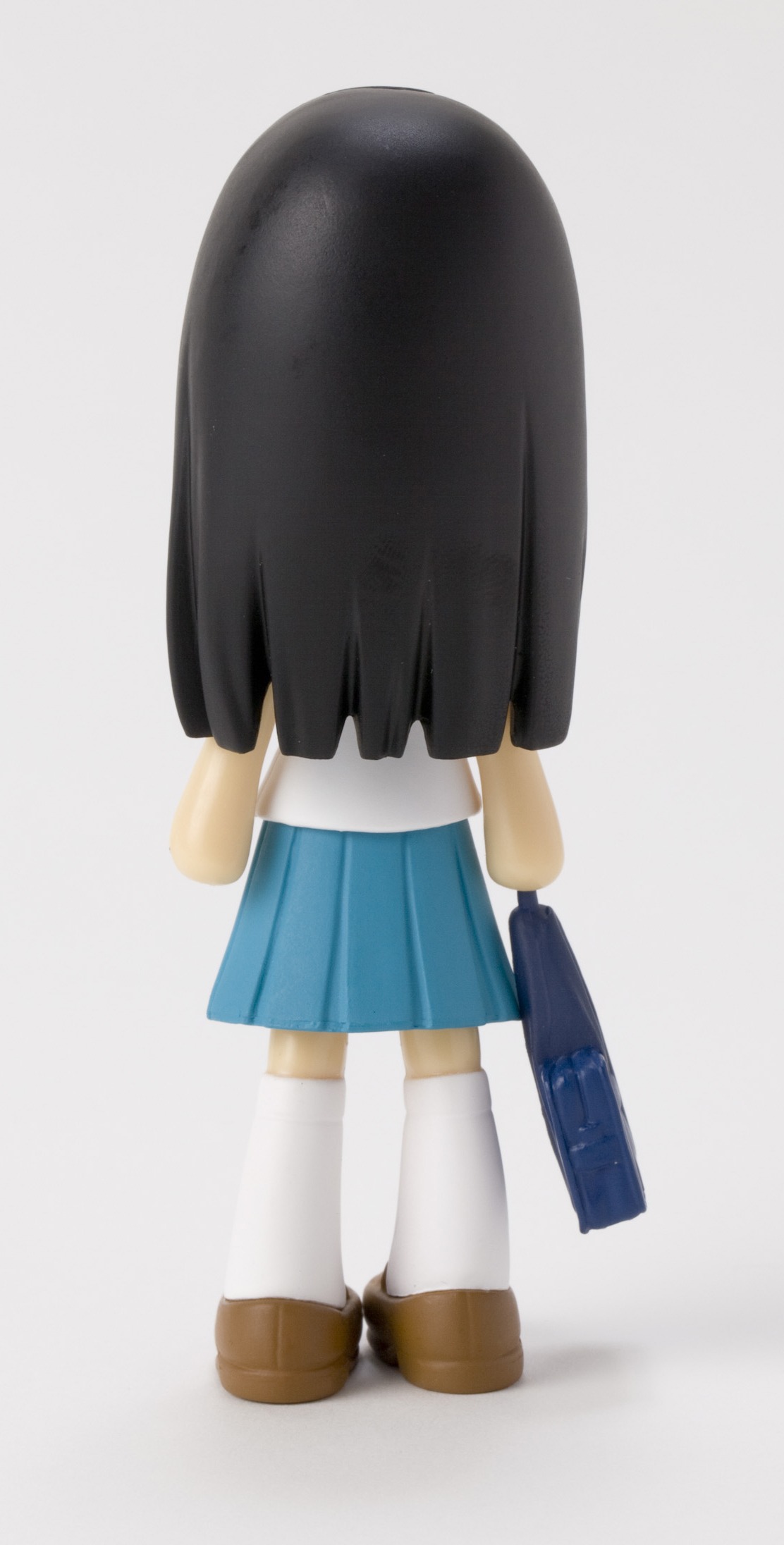 「Pキャラ『君に届け 黒沼爽子』」制服バージョン、後ろ姿。(C)椎名軽穂・集英社/「君に届け」製作委員会 BABYsue・VANCE