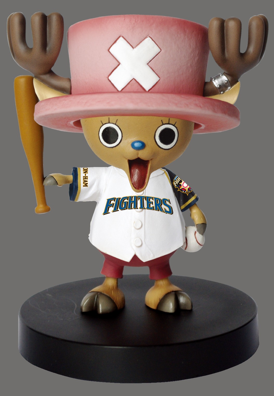 北海道日本ハムファイターズ仕様の「トニートニー・チョッパー」フィギュア正面。(C)尾田栄一郎/集英社・フジテレビ・東映アニメーション　発売元：（株）プレックス　販売代理店：（株）ダイブ