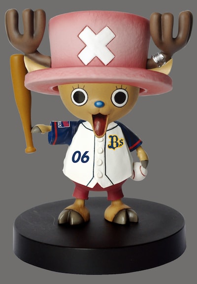 オリックス・バファローズ仕様の「トニートニー・チョッパー」フィギュア正面。ちんまりと、ストライクゾーンの狭そうな体型はピッチャー泣かせかも知れない。(C)尾田栄一郎/集英社・フジテレビ・東映アニメーション　発売元：（株）プレックス　販売代理店：（株）ダイブ