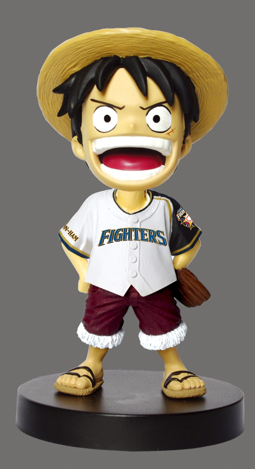 北海道日本ハムファイターズ仕様の「モンキー・D・ルフィ」フィギュア正面。(C)尾田栄一郎/集英社・フジテレビ・東映アニメーション　発売元：（株）プレックス　販売代理店：（株）ダイブ