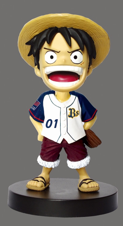 オリックス・バファローズ仕様の「モンキー・D・ルフィ」フィギュア正面。伸びる腕で、どんな打球も落とさずキャッチだ。(C)尾田栄一郎/集英社・フジテレビ・東映アニメーション　発売元：（株）プレックス　販売代理店：（株）ダイブ