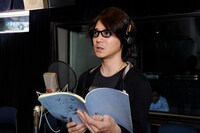 アフレコに挑む吉岡秀隆。