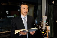 アフレコに挑む観世清和。