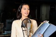 アフレコに挑む黒谷友香。