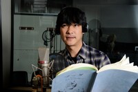 アフレコに挑む堺雅人。