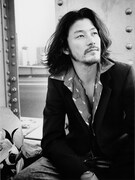 赤塚不二夫役を演じる浅野忠信。映画ではどのような「バカ」を見せてくれるのか。