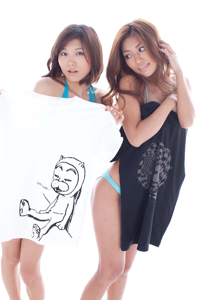 誌面ではヤンマガでお馴染みのグラビアアイドルがモデルに登場。愛衣（左）が広げているのは「猫ニャー前野」Tシャツ。次原かな（右）は「ぐるぐるワンダース」Tシャツを手にポーズ。