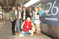 ゆりかもめの前でにこやかにポーズを決めるナミとルフィ。7月18日よりTVアニメ「ONE PIECE」で新主題歌を担当するTHE ROOTLESSの4人とともに。