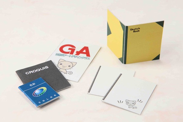付属する小物で自分流のアレンジを楽しもう。（C）きゆづきさとこ・芳文社/GA製作委員会
