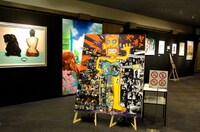 開催中の「泉谷しげる強烈マンガ展」の様子。