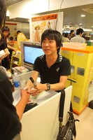 意外にも正式なサイン会を行うのはこれが初めてという石川。集まったファンの１人ひとりに爽やかな笑顔を向けた。