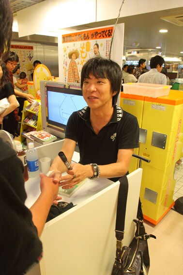 意外にも正式なサイン会を行うのはこれが初めてという石川。集まったファンの１人ひとりに爽やかな笑顔を向けた。