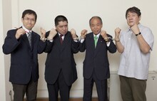 座談会の記念に、手錠でつながれる4人。左から伊藤潤二、佐藤優、鈴木宗男、長崎尚志。