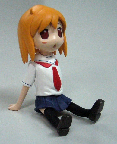 Amazon限定特装版に封入される琴浦さんフィギュア。高さ約6cm。（C）enokids （C）MICRO MAGAZINE