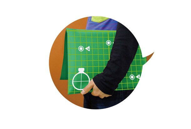 G賞「デザインバッグ」を使用する様子。実用的なアイテムも充実している。(C)バードスタジオ／集英社・フジテレビ・東映アニメーション