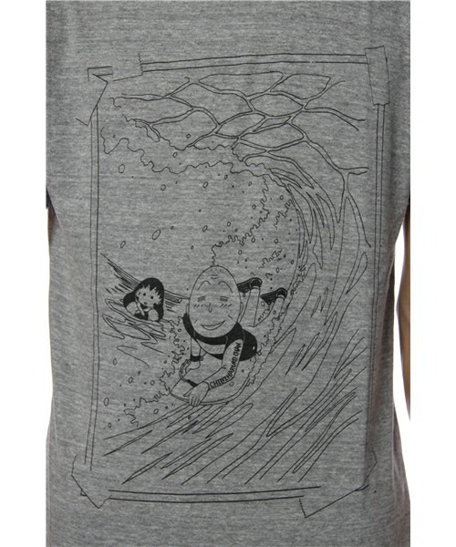 アニメ「ちびまる子ちゃん」とMANGART BEAMS TとのコラボTシャツ。ボディボードをする友蔵が軽快な1枚。(C)さくらプロダクション／日本アニメーション