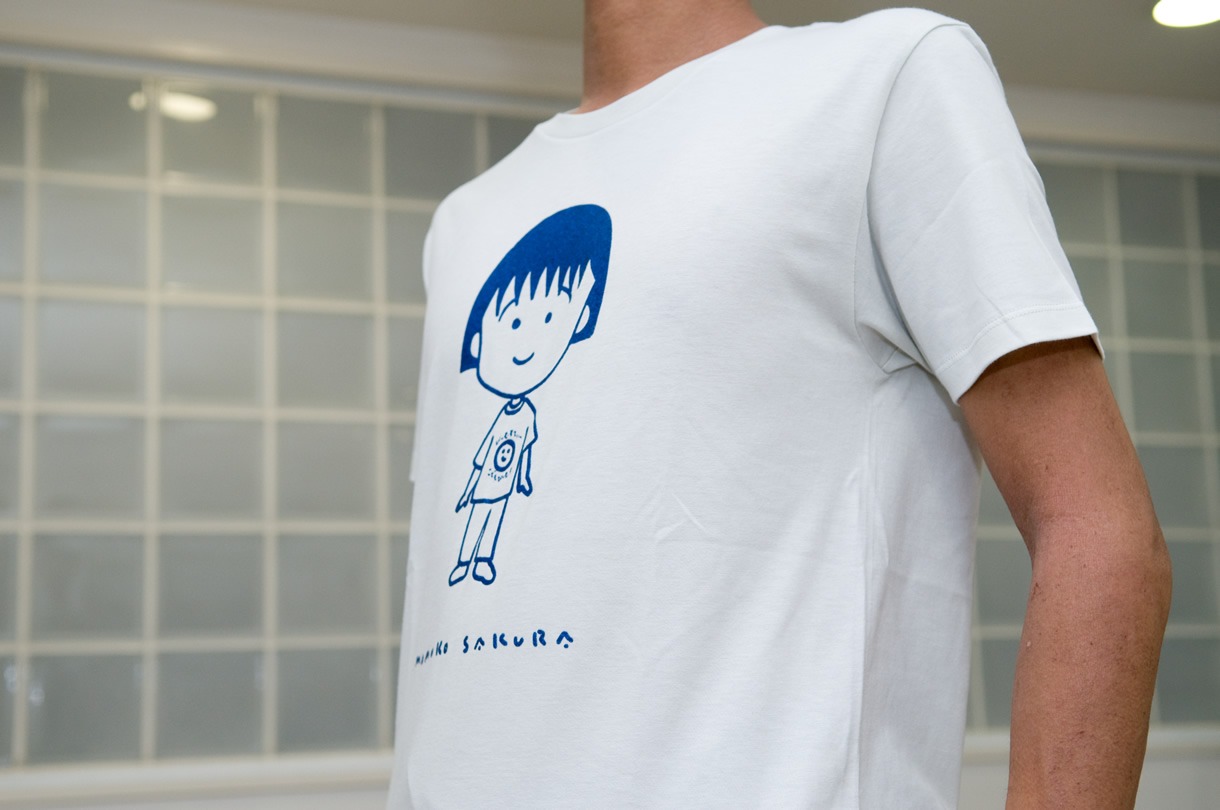 ちびまる子ちゃんTシャツを着用するコミックナタリー編集スタッフ。(C)さくらプロダクション