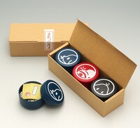 まめつぶ屋で販売される茶匠・おづつみ園謹製、オチビサンと仲間たちのお茶。1995円。