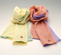 まめつぶ屋で販売されるオチビサンの刺繍入りシフォンターフ（2枚組）。1365円。