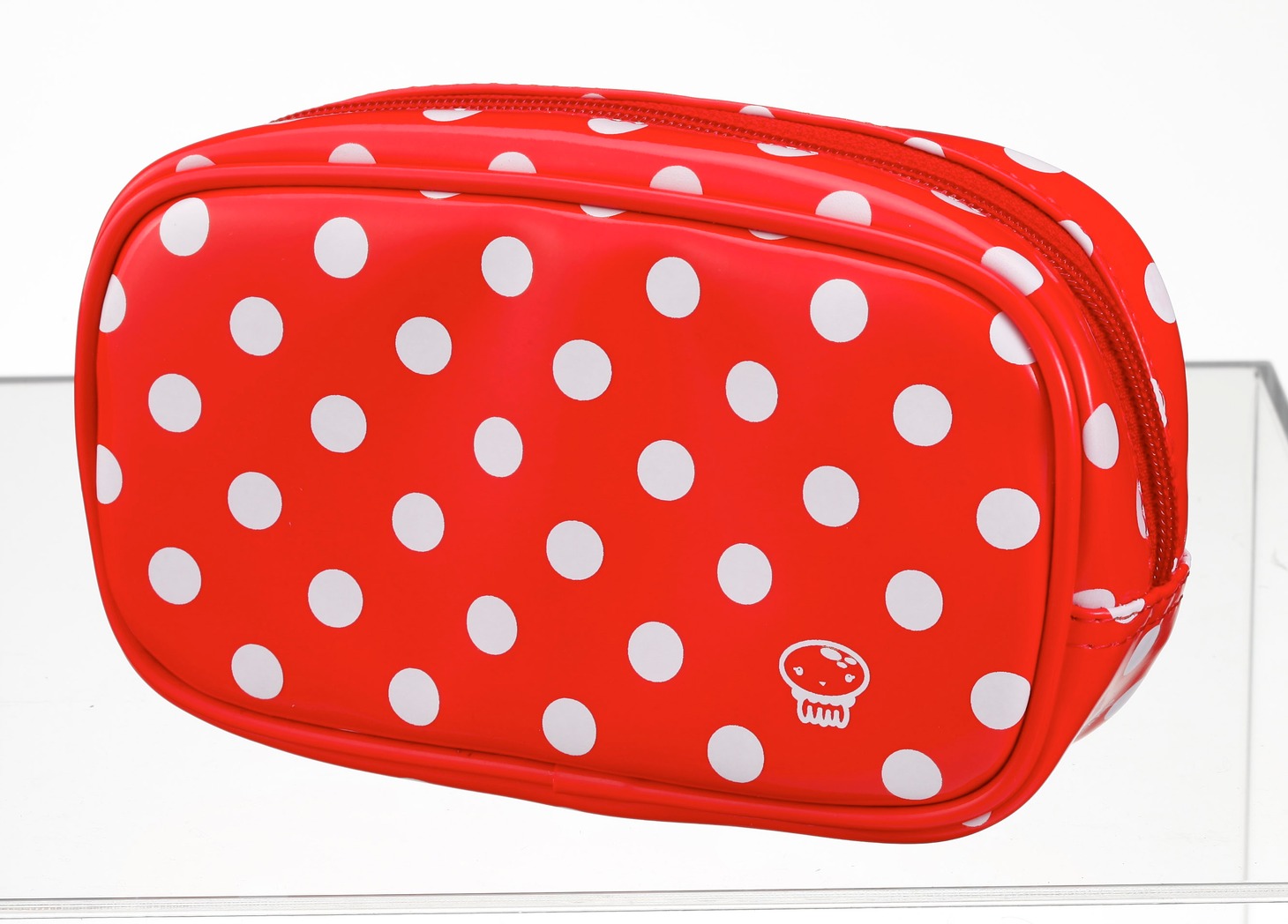 抽選でプレゼントされるエナメルポーチの赤。クララのワンポイントがキュートだ。