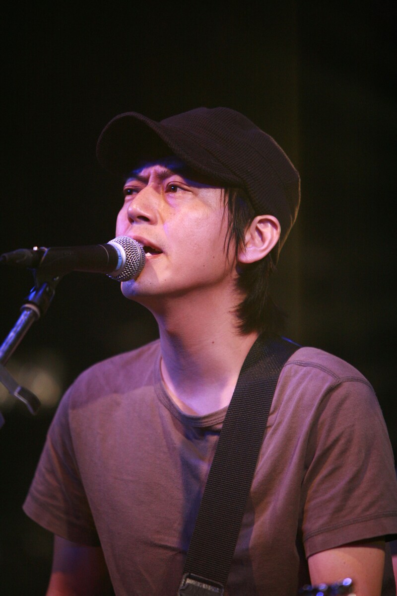 第1期に引き続きエンディング曲を担当する、町でうわさのスネオヘアー。